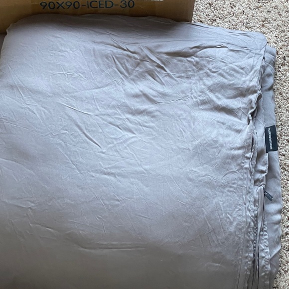 HUSH ICED 2.0 - King or Queen COOLING WEIGHTED BLANKET 30 lbs - Picture 2 of 4